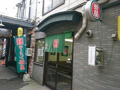 旭川駅から徒歩10分くらい。旭川ラーメンの蜂屋五条創業店に到着。見た感じは街のラーメン屋です。