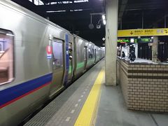 再び札幌駅ホーム。快速エアポートで小樽に向かいます。