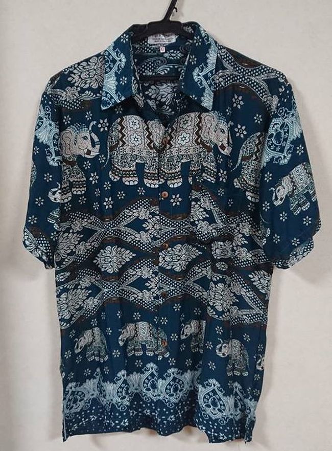マーケットで購入したエレファント柄のシャツ