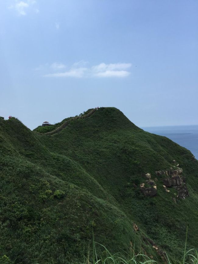 傾斜はきついが歩道が良く整備されており歩くのは楽だ。