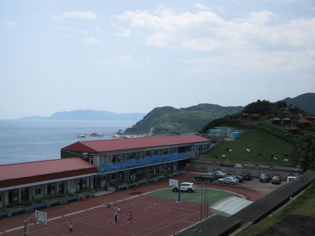 登り始めるとすぐ鼻頭小学校がある。<br /><br />毎日こんなにいい風景を見ながら教育を受ける小学生は幸せ。<br /><br />YouTubuで絶景の鼻頭小学校周辺の航空画像を見ることができる。