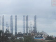 空港からゴブスタン遺跡へ向かう途中で見えたカスピ海上にある旧ソ連の石油採掘塔
カスピ海の海抜はマイナス２８ｍです。