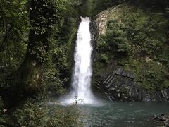 旧天城トンネルから車でちょっと行くと浄蓮の滝がありました。
実はこのとき時間は17時半。薄暗くてすでにお土産屋さんも閉まり始め、すごく不気味でした。駐車場から山葵田を見下ろしながら急な階段を下って滝へ。マイナスイオンを浴びてすぐ車に戻りました(笑)

