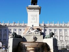 王宮は１時間ぐらいで見学終了。
直ぐ近くのオリエンテ広場の騎馬像を見たり、