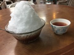 これまた高良食堂から5分くらいのところにある、アイスぜんざいの店、千日！これで350円！でっかいです！

下にぜんざいが入ってるのですが、金時豆の餡です！粒が大きくて美味しいー！暑いとかき氷がたまらなく嬉しい！

暖かいさんぴん茶と一緒にどうぞー！