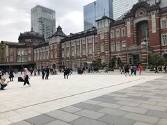 今回の出発は、東京駅から
東京駅の赤レンガ駅舎はすごく好きです
品があって、前の広場が広くて
前では海外の方々が楽しそうに賑やかに写真を撮っています
実は東京に住んでいてもあまり東京駅の駅舎を見たことがないって人が多くて、今回の同行者もそうだったので、１度は行ってみようということになりました
