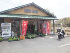 地場野菜販売所を見かけたのでお土産に野菜や納豆を購入。非常に安価であれもこれも買いたくなってしまいますが大根やらゴボウやら長ネギはバイクに積めないので断念。