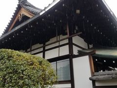 途中にある退耕庵の客殿。桃山時代のもので京都府指定文化財です。