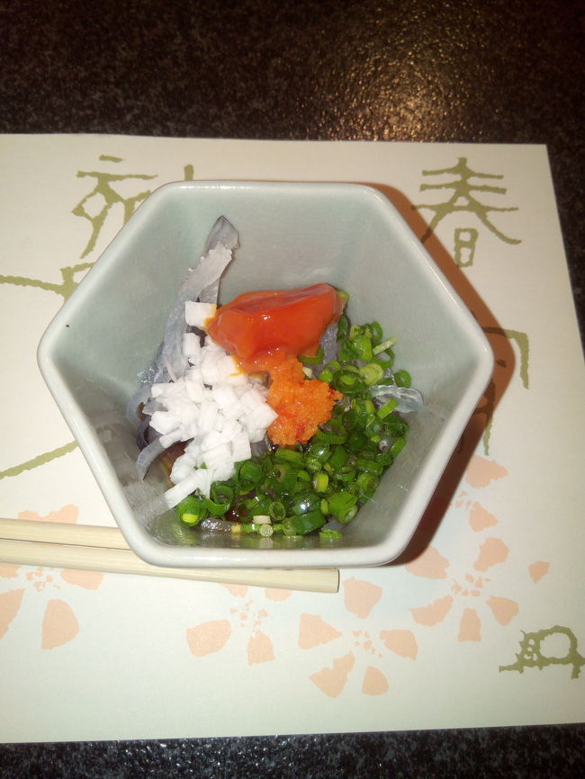 夕方に家を出発。<br />上野の「玄品」ふぐ料理屋さん。<br />玄品コースを頼みました。最初は、お通し。<br />ふぐの皮をポン酢につけたもの。赤いのは醤油漬けの、卵黄です。<br />味はあんまり。