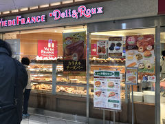 旅の始まりは、北千住駅。
東武線の北千住駅改札内にあるヴィドフランスで朝食を購入してからホームに向かいます。
モーニングセットはありませんでしたが、朝から大充実の品揃え。改札内なのにイートインスペース完備なのはビックリです。電子マネー使えました！