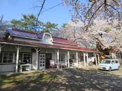 旧芦野公園駅。今は喫茶店です。

しかし芦野公園は、いまや大観光地です。びっくり！
弘前の陰に隠れながらも、風光明媚な土地に綺麗な桜を咲かせていた、知る人ぞ知る芦野公園は、もう戻ってこない。