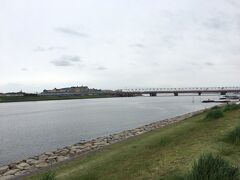 と思ったら、しばらく進むと堤防がなくなり、川面が見える土手の道になりました。

対岸に見えてるのは、ディズニーランドホテル。
