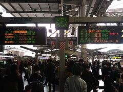 大阪駅の環状線のりばです。（例えば東京の「いちばんせん」に反して、この地では「いちばんのりば」と言います。）

今回始めて弧線橋で乗り換えたのですが、乗り換え案内標示に大阪環状線は１、２番と記されていて驚きました。前は通し番号に組み込まれず、「環状１番」／「環状２番」、その後「環状内回り」／「環状外回り」のりばと呼ばれていたからです。最初に大阪環状線を利用しようと思ったとき、ホームの位置が南北どちらにそれがあるのか分からず困ったものでしたが、これで不案内な旅客にも分かり易くなりました。

この線区は、東側（旧城東線）と西側（旧西成線の一部ほか）で利用客数の差が大きく、日中は一周半して大阪／天王寺で東側に折り返すパターンが多かったですが、今ではさらに阪和・紀勢本線や関西本線直通快速が多く運転されるため、ぐるぐる廻る「環状」運転列車は少ないです（直通快速は逆「の」の字で１周しますが）。