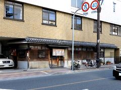 大阪最古うどん店との「吾妻」です。
建物は近代的なビルになっていますが、下の少なくとも客席部分は昔のままです。
