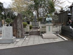 　力道山さんの墓標に着きました。墓前に力道山さんの胸像があり目立ち、すぐわかります。
　ご冥福をお祈りいたしました。
