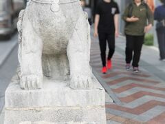 車窓から見える景色が新鮮でずっと眺めていたら、目の前に立っていたキレイなお姉さんが・・・

お姉さんがペットボトルのキャップをひねったとたん、勢いよくプッシューーーっっっ！！！
と言うことは中身は炭酸><天井に届くほど吹き出したと思います。

うわぁぁあびっくり！！
めんそーれ？？そんなに歓迎して下さってありがとうございます笑