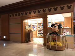 千葉・舞浜『ヒルトン東京ベイ』1F

ディズニーショップ【Disney Fantasy（ディズニーファンタジー）】
の写真。

東京ディズニーリゾートで実際に販売しているグッズやお菓子などを
扱うディズニーショップで、エントランス前にある大きな木製の
ミッキーマウスが目印です。

東京ディズニーランドをはじめ、東京ディズニーシー、
ディズニーリゾートラインやディズニーリゾートクルーザーなどの
ディズニーグッズが豊富に取り揃えられています。

＜営業時間＞
月～木曜日　8:00～21:00、金・土・日曜・祝日　8:00～22:00

https://www.hiltontokyobay.jp/facilities/shop