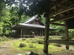 三千院からもっと登ったところにひっそりとありました、来迎院。薄暗い山道を一人で歩くと、何処へ行ってしまうのかちょっと不安になりました。こちらも人が誰もいなくて、受付のおじいさんに説明してもらいました。

なんでもここは仏教の経典に節を付けて唄う声明の本場だそう。凄く静かな山の中で独特の節のついた唄が響いて素敵でした。本尊様は阿弥陀三尊様で、こちらもひっそりといらっしゃいました。