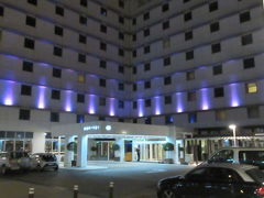 ◆ソフィテルアテネエアポート◆
スーツケースをピックアップして空港を出てすぐのソフィテルへ歩きます。
夜遅くても明るくて心強い。