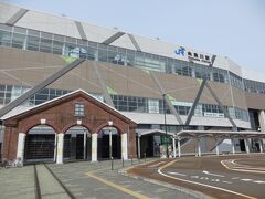 糸魚川駅の駅舎です。かつて駅構内にあった煉瓦車庫の正面部分が移築されています。