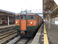 長野県との県境に近い妙高高原でしなの鉄道北しなの線の列車に乗り換えです。しなの鉄道といえば115系のリバイバルカラーが人気ですが、今回は湘南色でした。