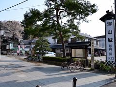 ●津山観光センター

駅前からてくてくと10分ほども歩くと、「津山観光センター」の前へ。
案内が出ているとおり、ここから「津山城(鶴山公園)」へと入っていきます。