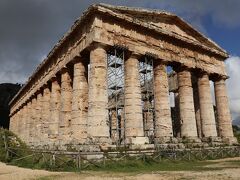 一旦受付のあるエリアに戻り、徒歩でギリシャ神殿へ登っていきます。