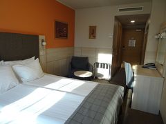 迷うことなく無事にリガ駅近くのホテルに到着。

19時前ですが、まだ明るい！

でも日本時間なら、もう夜中の1時頃なので、1日目は移動で終了です。