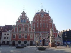 次に歩いてすぐの市庁舎広場へ。

市庁舎広場は、中世には市場が立ち、お祭りや市の条例の布告、魔女の火あぶりなどの刑罰も行われる中心地だったそうです。

ブラックヘッド会館や市庁舎があります。