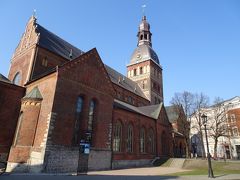 現存するバルト三国最古の建築のひとつ、リガ大聖堂の脇を通って・・・