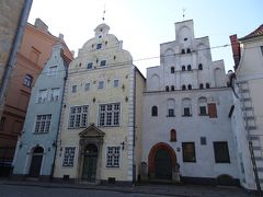 三人兄弟へ。
中世の住宅です。向かって右が最も古い建物で、15世紀のものです。

そのときの税制基準の違いの影響で、各建物の玄関や窓の大きさが変化しています。

真ん中の家は、建築博物館になっており、中に入れます。