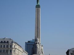 自由記念碑は、１９３５年にラトビア独立を記念して建てられたものです。

見ませんでしたが、昼間は１時間毎に衛兵さんの交替があるそうです。