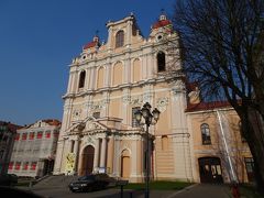 通りを進んで行くと、これまたピンクのかわいらしい聖カジミエル教会が見えてきます。

１６０４年にイエズス会により建てられた教会で、聖カジミエルはリトアニアの守護聖人です。