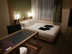 二回目の出張ではCANDEO HOTELS広島八丁堀を利用した。
八丁堀駅の至近という好立地。
JAL包括航空券のセットホテルでは最も低い価格帯なのに快適なホテルだった。
シングル利用だが、このホテルにはシングルベッドの客室はなく、ダブルルームのシングル利用となる。
この時宿泊したのはビジネスダブルルーム。