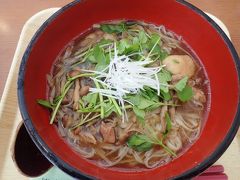 レストランで軽くランチ
σ(^_^)がいただいたのは、比内地鶏スープ仕立て稲庭うどん
…朝食べ過ぎたせいで(^◇^;)、ちょっとだけ残してもうた…
ごめんなさい(^^ゞ
その後少し休憩してから…