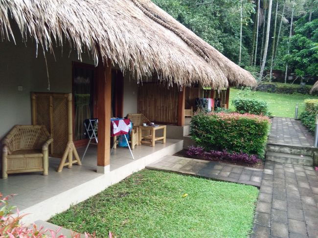 部屋の入り口の様子です、人通りはほとんどないので、テラスでゆっくりコーヒー飲みました。