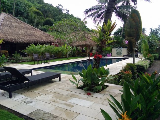 プールサイドにはリクライニングベッドや、屋根のついたテーブルセットもありました。