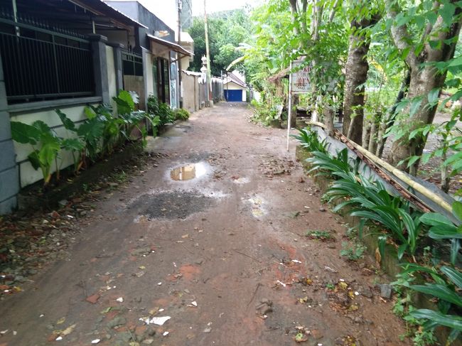 ホテルからスンギギメイン道路までの道です。雨が降るとちょっと厄介ですね。
