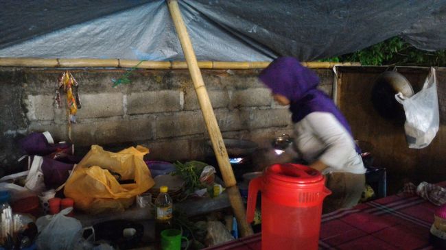 晩御飯は道沿いに屋台を出している定食屋さんでインドネシア料理を食べました。なかなかお値打ちの割においしかったです。