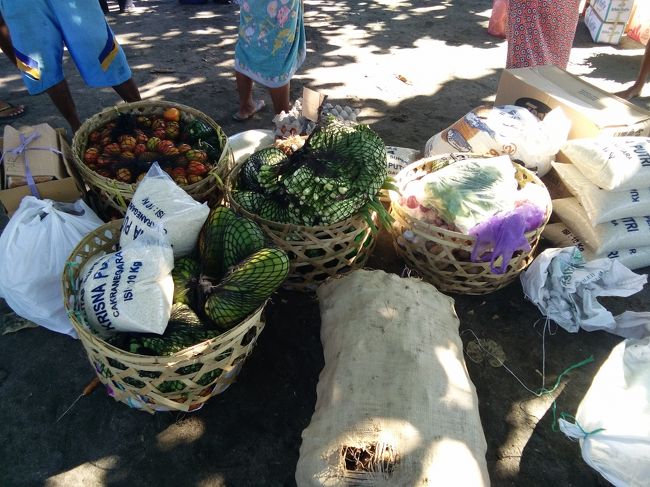 パブリックボートにはこうしたたくさんの食材も積まれます。島のホテルなどで使う食材だと思います。
