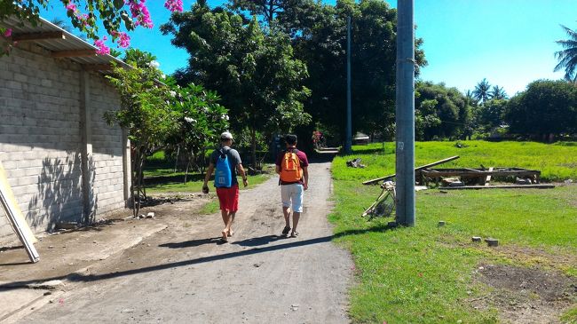 ギリアイルより何もない道をひたすら進んで目的のビーチに向かいます。とにかく暑い！！日影がない。