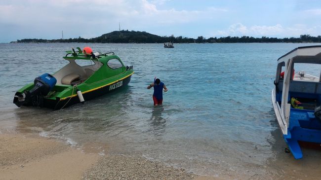 個人ツアーのボートもちらほら来ています。ここは、海の中に沈んでいるモニュメントが有名なので、結構人が集まってきます。