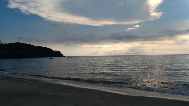 帰り道に、昨年立ち寄ったビーチを再び訪ねて、　イカンバカールを食べようと思います。夕日が沈んでゆく良いタイミングです。でもちょっとまだ暑い。