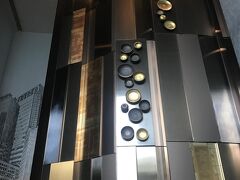 2日目は朝から九龍半島へ。
W香港のレストラン「星宴」では、週末限定で飲茶食べ放題をやっていますので、それを目的に。
九龍駅から、ショッピングモール「エレメンツ」を目指し、エレメンツの中を通り抜けると、W香港のエントランスに到着。
エントランスの近くに「星宴」の受付がありました。