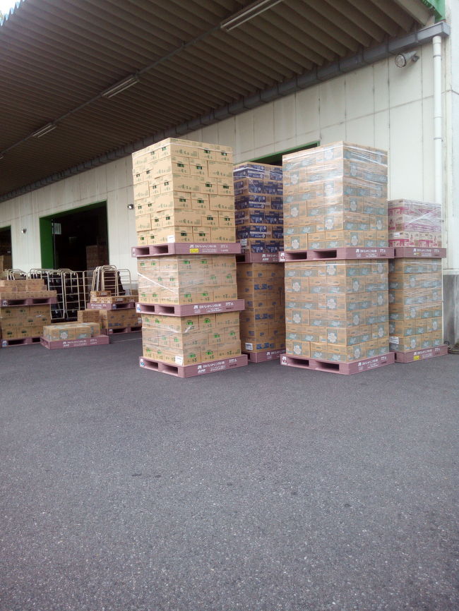 10連休、3日目。<br />今日は朝から成田山新勝寺へ。<br />イオンタウン成田富里店に車を止めて、歩きます。<br />成田山新勝寺の近くの駐車場は800円と高いのでここに止めるのは、お勧めです。<br />倉庫を通り過ぎる所で、下のお子ちゃまが、「行きたくない」と。。<br />また始まりました(*_*)