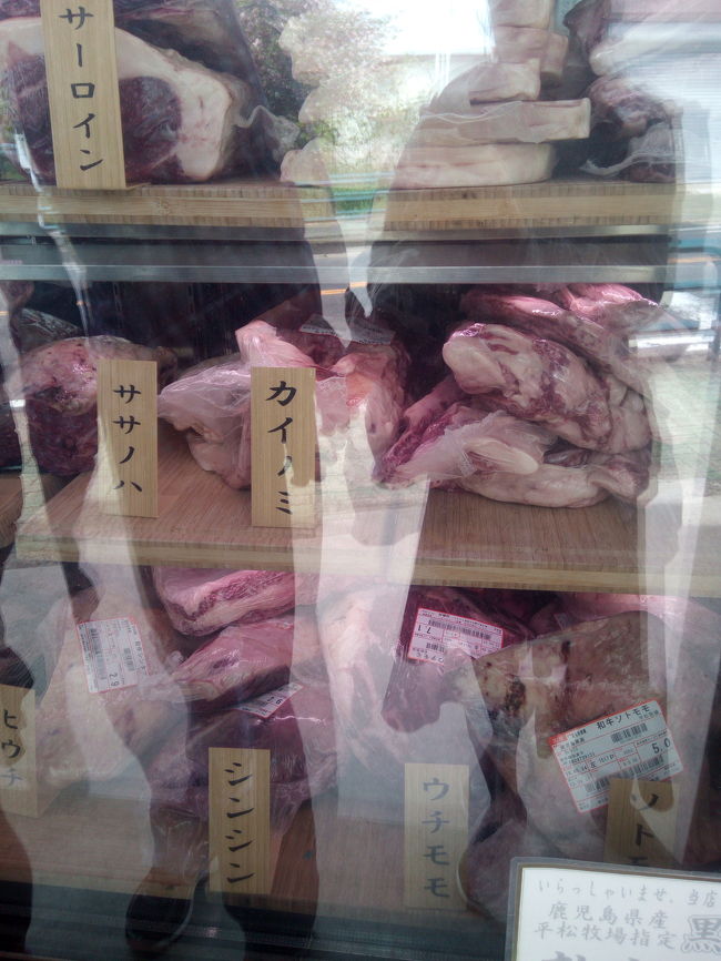 途中、お肉屋さんを通ると、色々な肉の部位が展示してあります。熟成中らしい