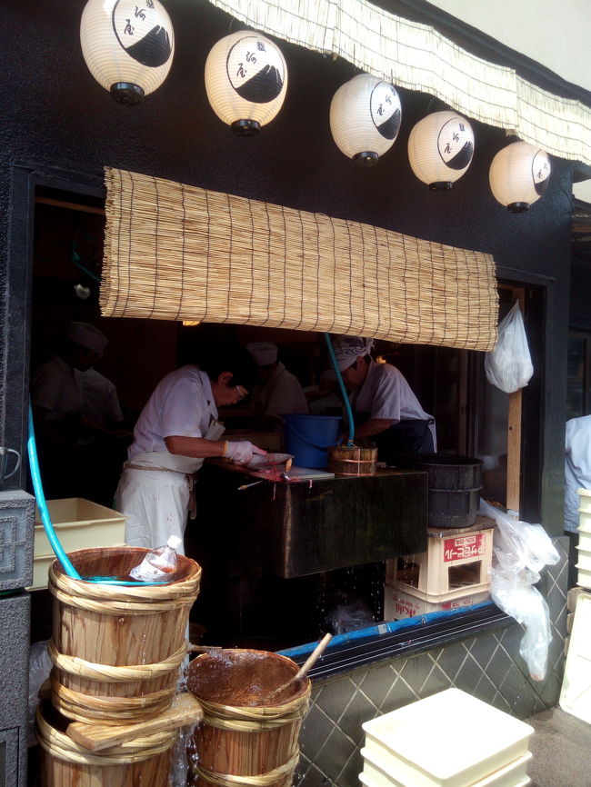 鰻を店先でさばいています。鰻は生きていて、動いているまま、頭に釘を刺されて、結構残酷です。