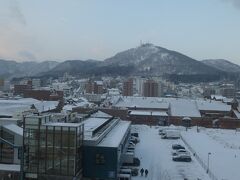 7:40  部屋から窓の外を見てみると、青空が広がっていました。でも水平線には雲が多いので、太陽はまだ見えません。

長かった北海道旅行も今日がフルで動ける実質の最終日です。明日は富山に帰ります。