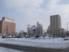 函館駅前に来ました。この時はまだ青空が出ていました。