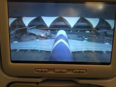 尾翼カメラから
巨体を見下ろすような迫力の映像を
パーソナルモニターに映すことがきます。

見覚えのある特徴的な屋根の
スワンナプーム空港に到着、ほぼ定刻。
